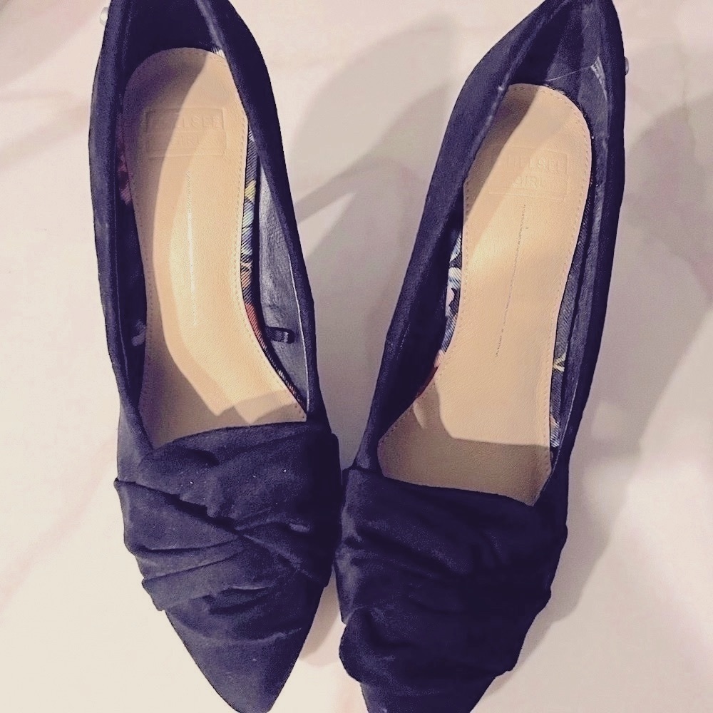 EUC Cheesee Girl Black suede High heel shoes point toe size 6